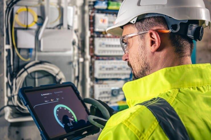 Como Escolher o Melhor Curso de Eletricista Industrial e Avançar na Sua Carreira Como Escolher o Melhor Curso de Eletricista Industrial e Avançar na Sua Carreira